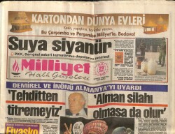 Milliyet Gazetesi 29 Mart 1992 - Barış Manço Yılanlı Tapınağın Önünde GZ61610 - 1