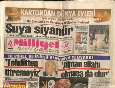 Milliyet Gazetesi 29 Mart 1992 - Barış Manço Yılanlı Tapınağın Önünde GZ61610 - 1