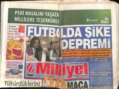 Milliyet Gazetesi 4 Temmuz 2011 - Futbolda Şike Depremi , Aziz Yıldırım Dahil 49 Kişi Gözaltına Alındı GZ98254 - 1