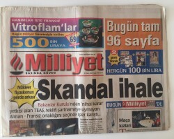 Milliyet Gazetesi 9 Nisan 2000 - Futbolcu Kızlar GZ11516 - 2