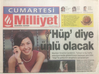 Milliyet Gazetesi Cumartesi Eki 10 Kasım 2001 - Manken Sinamis Candemir Tarkanın Sevgilisini Canlandırıyor GZ24379 - 1