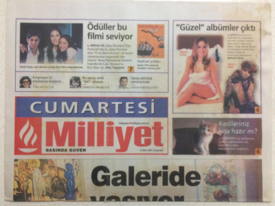 Milliyet Gazetesi Cumartesi Eki 13 Ekim 2001 - Galeride Yaşıyor, Mutsuz Aşk Şarkıları GZ24590 - 1
