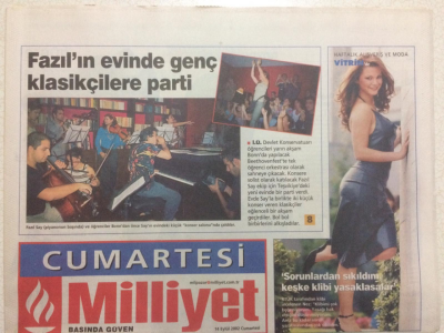 Milliyet Gazetesi Cumartesi Eki 14 Eylül 2002 - Fazıl Sayın Evinde Genç Klasikçilere Parti GZ24891 - 1