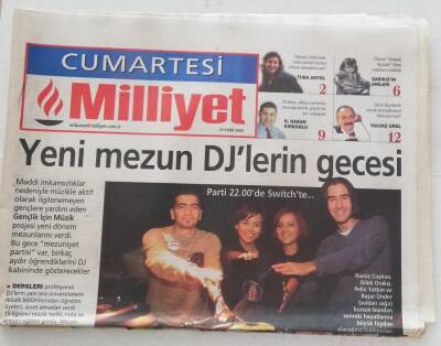Milliyet Gazetesi Cumartesi Eki 25 Ekim 2003 - Ali Kemal Bayraktar Mini Giymek Bir Hastalık -GZ45954 - 1