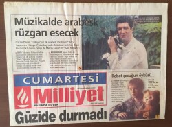 Milliyet Gazetesi Cumartesi Eki 6 Ekim 2001 - Müzikalde Arabesk Rüzgarı Esecek GZ6797 - 2