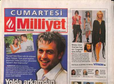 Milliyet Gazetesi Cumartesi Eki 9 Ağustos 2003 - Modacı Ümit Ünaldan Fuar İçin Çingeneli Açılış Defilesi GZ96461 - 1