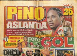 Milliyet Gazetesi Foto Gol Eki 12 Temmuz 2010 - Pino Aslanda, Okçu Rennese Gyan Fenere GZ101244 - 2
