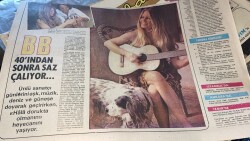 Milliyet Gazetesi Magazin Eki 20 Ağustos 1978 - Brigitte Bardot 40ından Sonra Saz Çalıyor... GZ114767 - 2