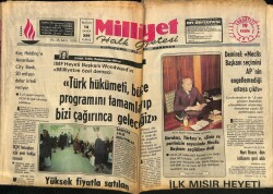 Milliyet Halk Gazetesi 19 Kasım 1977 - Gazeteci Yurdakul Kelepçe Takılarak Mahkemeye Getirildi GZ70540 - 1
