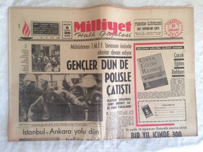 Milliyet Halk Gazetesi 21 Ocak 1967 - Mühürlenen TMTF Binasının Önünde Olaylar Devam Ediyor GZ73708 - 1