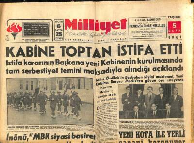 Milliyet Halk Gazetesi 5 Ocak 1961 - Beyazıt Meydanından Vasıta Geçmeyecek - Kabine Toptan İstifa Etti GZ92824 - 1