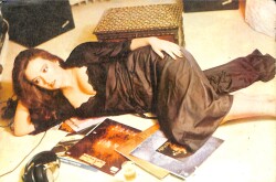 Müjde Ar Kartpostal (Küçük Boy) KRT22337 - Gökçekoleksiyon