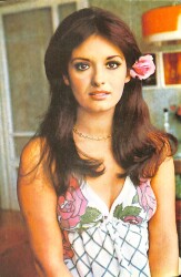 Müjde Ar Kartpostal (Küçük Boy) KRT22945 - Gökçekoleksiyon