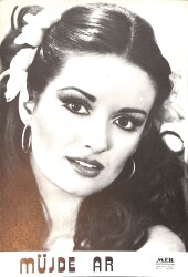 Müjde Ar Siyah-Beyaz Kartpostal (Orta Boy) KRT23486 - Gökçekoleksiyon