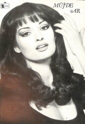 Müjde Ar Siyah-Beyaz Kartpostal (Orta Boy) KRT23487 - Gökçekoleksiyon