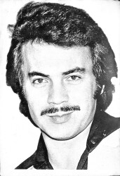 Orhan Gencebay Siyah-Beyaz Kartpostal (Orta Boy) KRT22845 - Gökçekoleksiyon