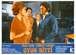 Oyun Bitti Filmi Lobi Kartı No.4 - Cüneyt Arkın - Filiz Akın KRT23571 - Gökçekoleksiyon