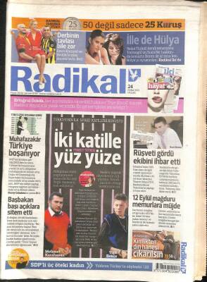 Radikal Gazetesi 24 Ekim 2010 - Emre Karayel Ve Bedükle Maç Öncesi Tavla GZ91501 - 1