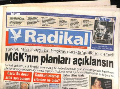 Radikal Gazetesi 29 Ağustos 2003 - Türkiye , Halkına Saygılı Bir Demokrasi Olacaksa Gizlilik Sona Ermeli GZ84877 - 1