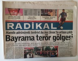 Radikal Gazetesi 30 Ekim 1996 - 29 Ekim Cumhuriyet Bayramın da Anıtkabir de İnsan Seli GZ11021 - 1