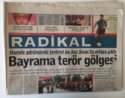 Radikal Gazetesi 30 Ekim 1996 - 29 Ekim Cumhuriyet Bayramın da Anıtkabir de İnsan Seli GZ11021 - 2