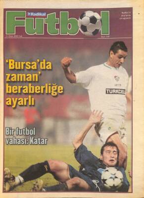 Radikal Gazetesi Futbol Eki 21 Ekim 2003 - Bir Futbol Vahası Katar - Bursada Zaman Beraberliğe Ayarlı GZ126980 - 1