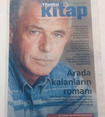 Radikal Gazetesi Kitap Eki - 3 Eylül 2004 - Arada Kalanların Romanı GZ46751 - 1