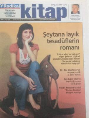 Radikal Gazetesi Kitap Eki 30 Ağustos 2002 - Şeytana Layık Tesadüflerin Romanı GZ35334 - 1