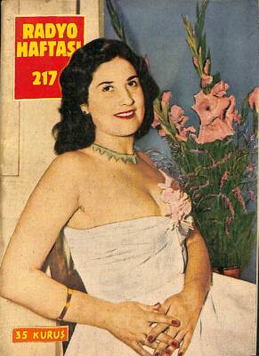Radyo Haftası Sayı 217 17 Temmuz 1954 - Nigar Uluerer - Gönül Yazar, Süheyla Panseler ve Hayrünnisa Kaytaz Plajda NDR68015 - 2