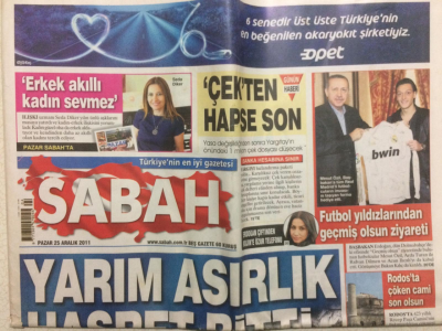 Sabah Gazetesi 25 Aralık 2011 - Mesut Özil Başbakana Tüm Real Madridli Futbolcuların İmzasını Taşıyan Forma Hediye Etti GZ27539 - 1