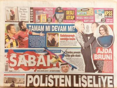 Sabah Gazetesi 28 Mart 2010 - Ajda Pekkan Gecede İstanbul Valisi Muammer Güler İle Dans Etti GZ40201 - 1