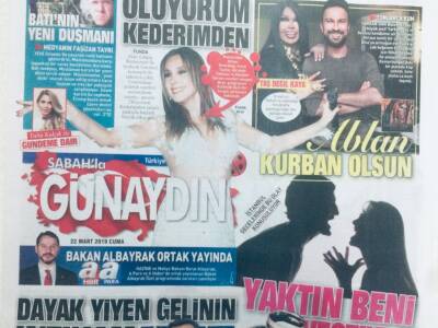 Sabah Gazetesi Günaydın Eki 22 Mart 2019 - Ersoyun Tarkanla Çektirdiği Fotoğrafta Parmağındaki Dev Yüzüğü Dikkat Çekti GZ43261 - 2