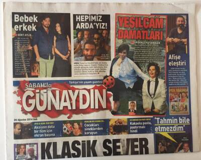 Sabah Gazetesi Günaydın Eki 26 Ağustos 2014 - Yeşilçam Damatları Smokinle Poz Verdiler Nebahat Çehre , Hülya Koçyiğit... GZ28534 - 1