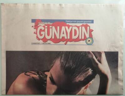 Sabah Günaydın Gazetesi 17 Mayıs 2008 Şahan Gökbakar Cemle Yılmazı Solladı - Podyumda Piştiler Sahneye Düştüler - GZ44178 - 1