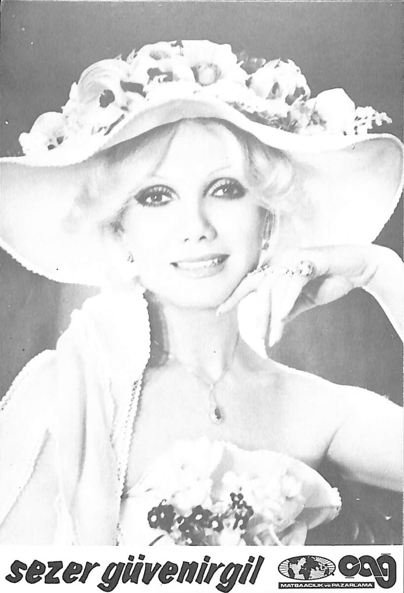 Sezer Güvenirgil Siyah Beyaz Kartpostal KRT9429 - 1