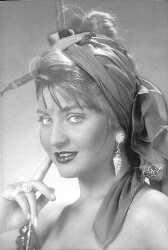 Sibel Can Siyah-Beyaz Kartpostal (Küçük Boy) KRT22159 - Gökçekoleksiyon