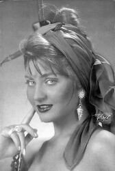 Sibel Can Siyah-Beyaz Kartpostal (Küçük Boy) KRT22319 - Gökçekoleksiyon