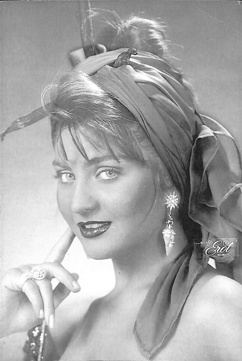 Sibel Can Siyah Beyaz Kartpostal (Küçük Boy) KRT23215 - 1