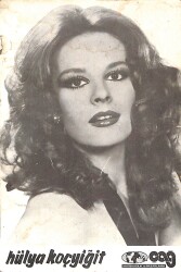 Siyah Beyaz Hülya Koçyiğit Kartpostal (Küçük Boy) KRT21536 - Gökçekoleksiyon