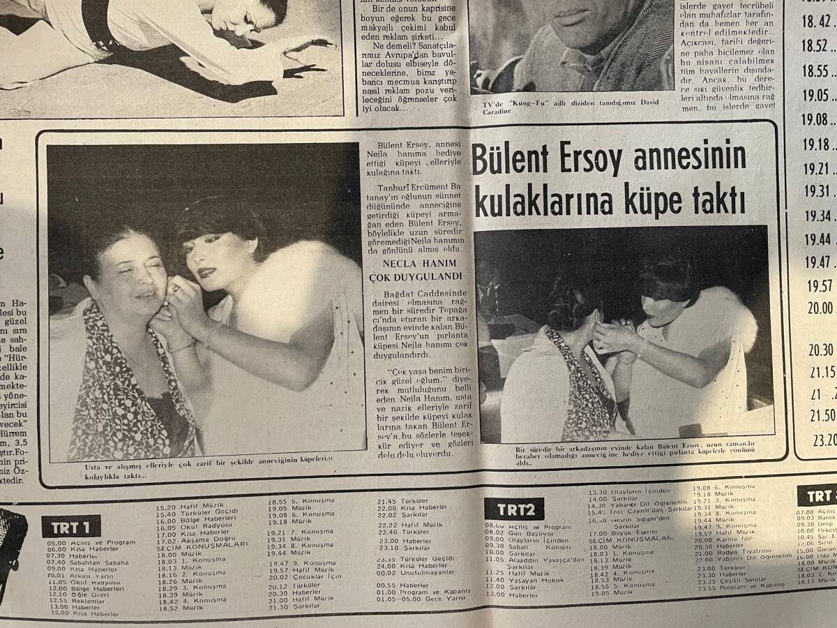 Son Havadis Gazetesi 10 Ekim 1979 - Bülent Ersoy Annesinin Kulaklarına Küpe Taktı - Müjde Ar'ın Kolonya Reklamında Bir Kilo Makyajıyla Suya Girmesi GZ142861 - 2