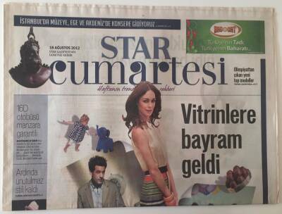 Star Gazetesi Cumartesi Eki 18 Ağustos 2012 - Vitrenlere Bayram Geldi , Hollywood İftiharla Sunar Vampir Mr. Presıdent GZ28406 - 1