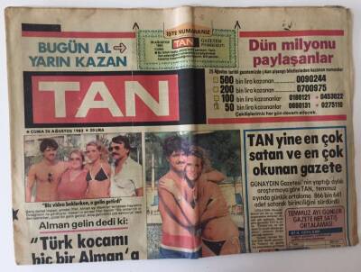 Tan Gazetesi 26 Ağustos 1983 - Havaalanında Bülent Ersoyu Hem Erkek, Hem Kadın Polisler Aradı GZ11989 - 1