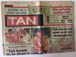 Tan Gazetesi 26 Ağustos 1983 - Havaalanında Bülent Ersoyu Hem Erkek, Hem Kadın Polisler Aradı GZ11989 - 2