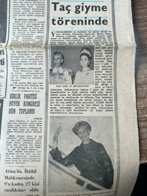 Tercüman Gazetesi 25 Ekim 1967 - Şah, Önünde Diz Çöken Dibanın Başına, Saadet Tacını Koydu. - Amerika Orta-Doğuya Yeniden Silah Yardımına Başladı. GZ123618 - 2
