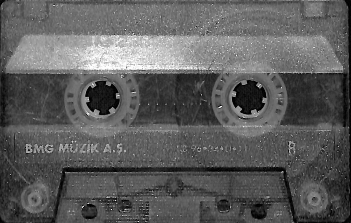 Tuluyhan Uğurlu - İstanbul Kanatlarımın Altında Kaset (Kırmızı Bandrol - İkinci El) KST27753 - 2