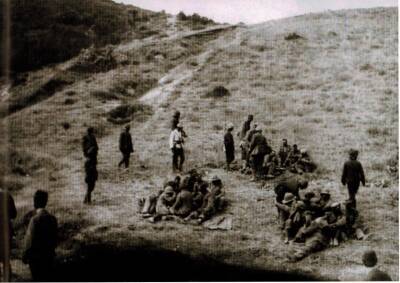Türk Askeri Esir İngiliz Askerine Yemek Veriyor Orta Boy Resim KRT6132 - 2