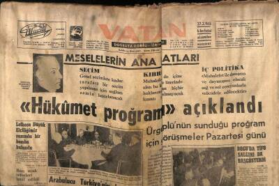 Vatan Gazetesi 26 Şubat 1965 - Amerikan Jetleri Viet-Konglara Bomba Yağdırıyor GZ64777 - 1