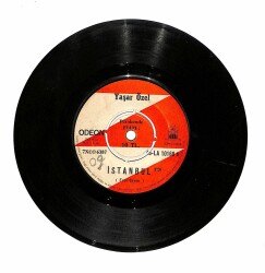 Yaşar Özel - Gördüğüm Her Çiçekte Sen Varsın İstanbul Plak (107) PLK19812 - 2