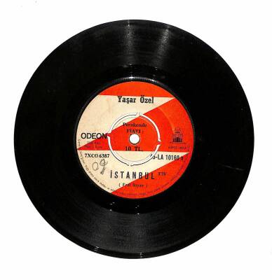 Yaşar Özel - Gördüğüm Her Çiçekte Sen Varsın İstanbul Plak (107) PLK19812 - 2