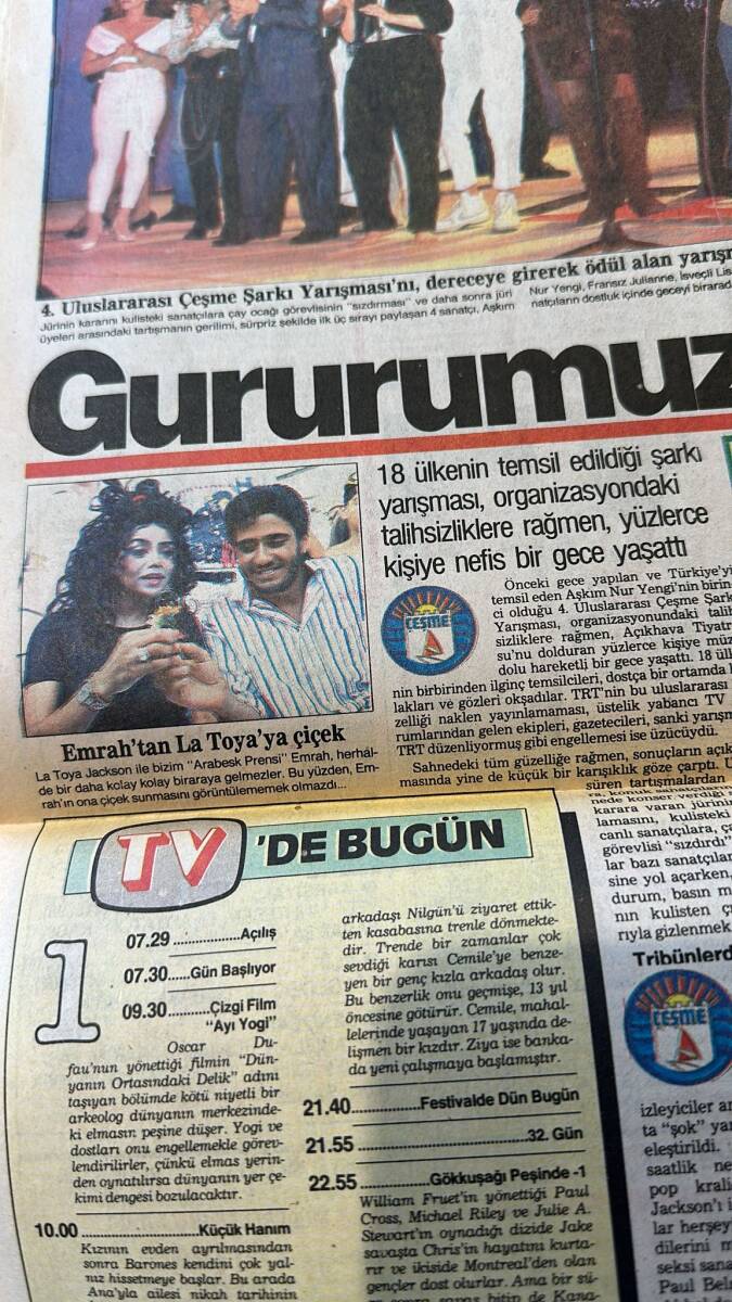 Yeni Asır Gazetesi 3 Temmuz 1989 - Emrah'tan La Toya'ya Çiçek - Aşkım Nur Yengi Zaferi Diskoda Kutladı GZ132143 - 2